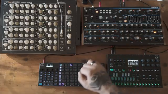 MIDI Thru kopiert im Grunde alles, was am MIDI IN ankommt, und gibt es direkt weiter.