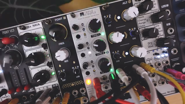 Weg von Perfektion und sauberen Synth-Tönen – hin zu Textur, Klappern und Crunch.
