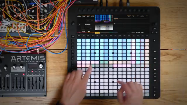 Jeder Track hat seinen eigenen LFO, seinen eigenen Envelope, plus jede Menge anderen Kram.