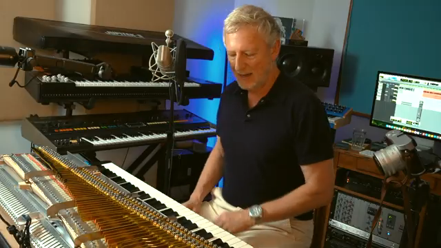 Ich schicke es oft durch eine Amp-Simulation, weil ein Rhodes durch einen Amp, wie einen Fender Twin... das bringt die Tines erst richtig…