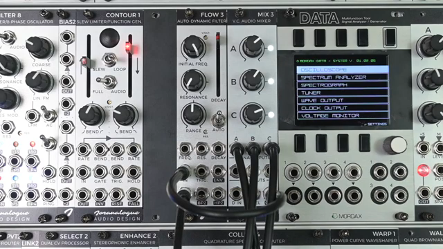 Aktuell schicke ich drei VCOs in Mix 3, und der Mix-Ausgang geht in den Eingang von Flow 3 – wir hören den Lowpass-Ausgang ab.