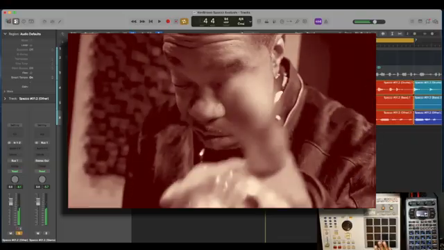 Achtet mal drauf, wie minimal das ist, Leute. Hört die Drums, die Bassline und dann dieses Zuggeräusch oder was auch immer das ist, oder?