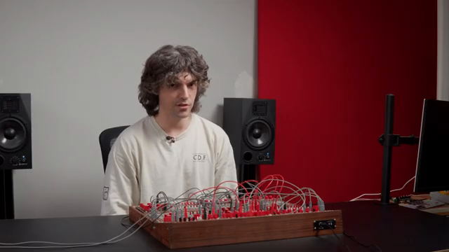 Es dreht sich alles um sehr kurze Delayzeiten und all die coolen Dinge, die man mit Sounds machen kann, wenn man mit sehr kurzen Delays…