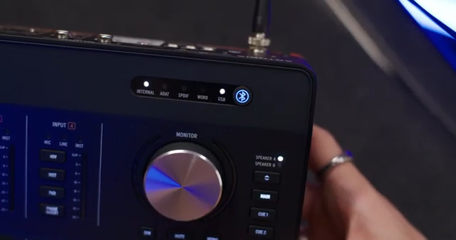Es gibt außerdem einen integrierten Bluetooth-Empfänger für kabelloses Referenzhören.