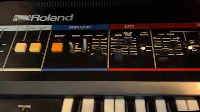 Schauen wir uns den Juno-60 an. Das ist ein wirklich simpler Synth. Es gibt nicht viele Modulationsmöglichkeiten.