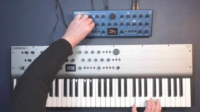 Dazu gehören klassische Wellenformerzeugung, aber auch Techniken wie Pulsbreitenmodulation, Hard Sync, Ringmodulation, Wellenform-Morphing…