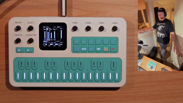 Man wünscht sich fast, es hätte einfach Pfeiltasten und A/B-Buttons wie beim M8 – das würde diese mächtige Groovebox so viel leichter…
