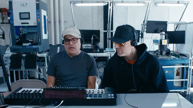 Es sind etwa 300 Presets und rund 2000 Samples. Wir haben Drumkits, Live-Kits, die wir 'meat and potatoes' nennen.