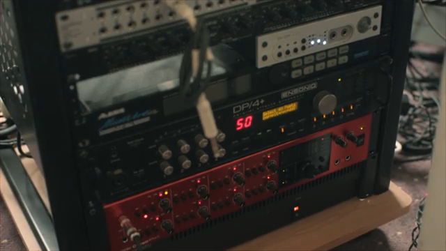 Ich habe die Jomox Alpha Base, eine ziemlich vielseitige Drum-Machine, die komplexe Kick- und Snare-Sounds macht.